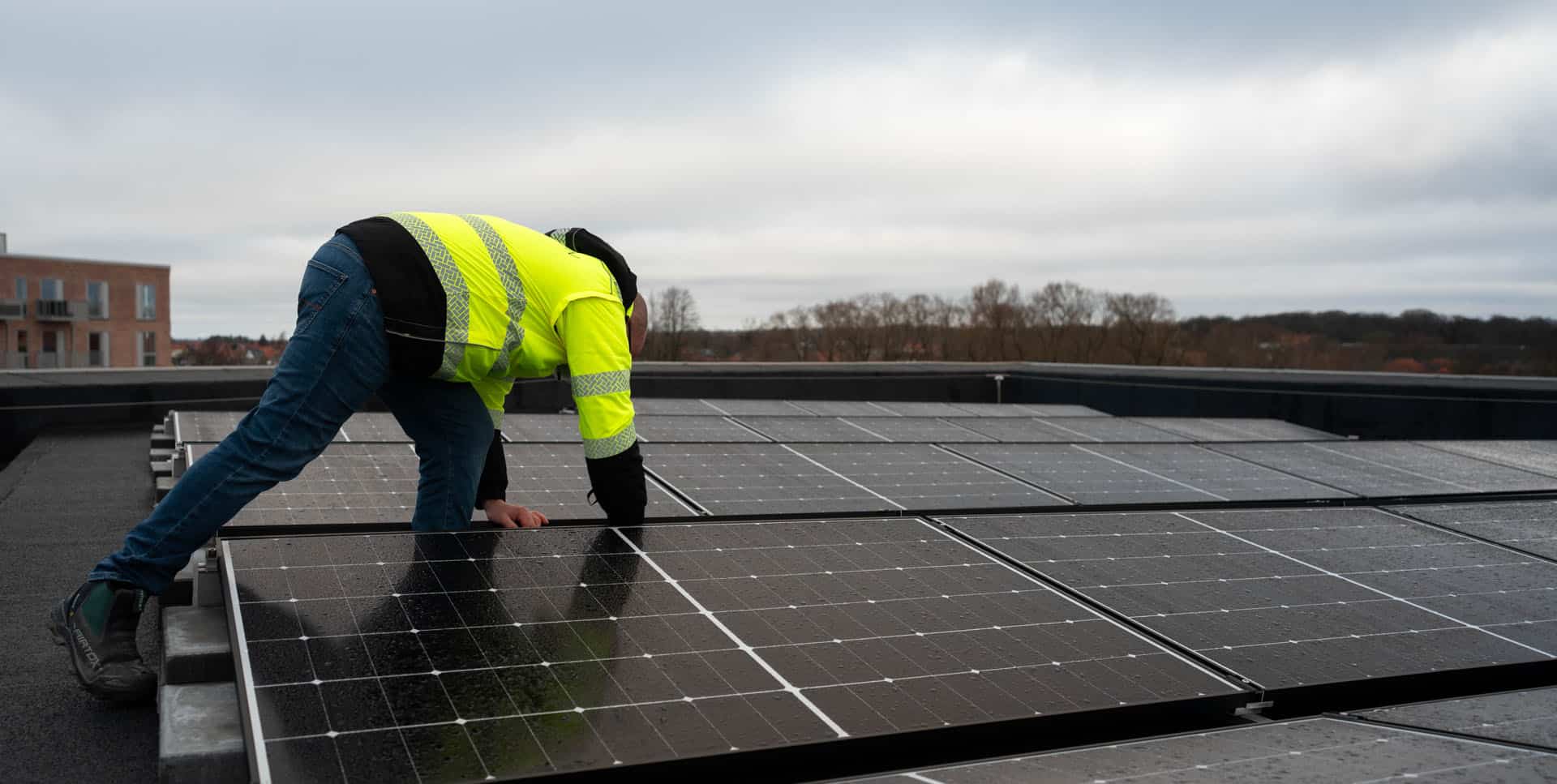 El-installation af solceller på tag